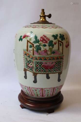 瓷器花瓶装在截断的圆锥形的灯上，上面有多色的花纹装饰和亚洲的铭...