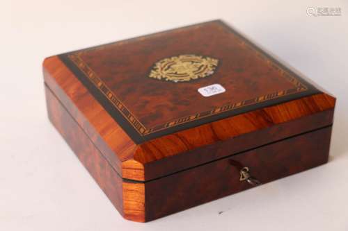 癭木、黑檀木和黑梨木贴面的方形盒子，上面镶嵌着黄铜和珍珠母。19世...