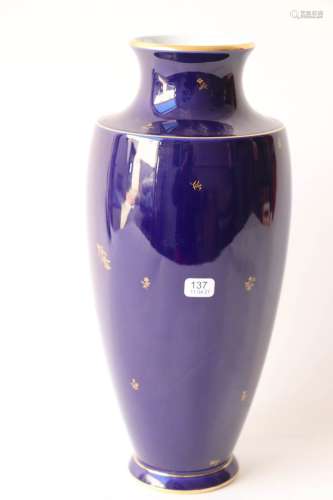 塞夫勒藍色瓷器花瓶，圓柱形，鍍金花絲和花朵增強。签名和日期（19）6...