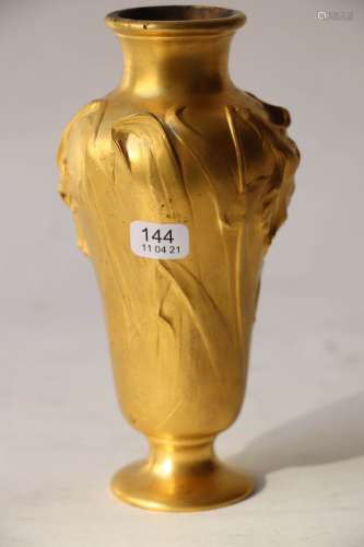 SIMON D. 鏤空鍍金銅花瓶，飾以鈴蘭。在底座上方的底部有签名。1900...