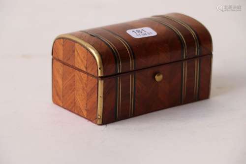 小香水盒是由单板制成的树干形状，并以黄铜圆片加强。它包含两个小...