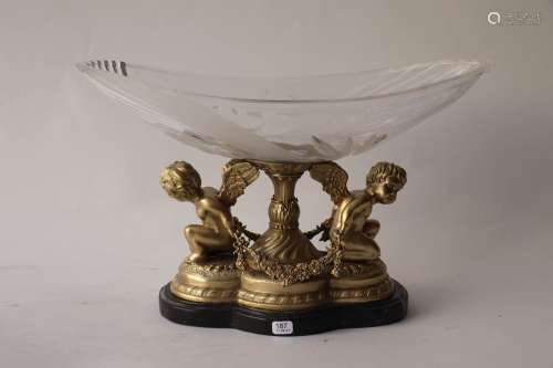 椭圆形水晶杯，饰以造型叶子，镀金青铜支架饰以两个手持花环的小天...