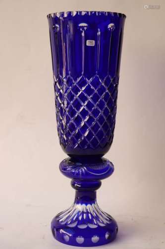 钴蓝色的波西米亚水晶大花瓶，切割成几何图案，放在一个圆形的基座...