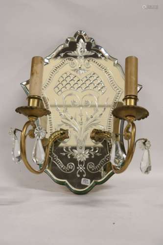 一面威尼斯雕刻的玻璃凹镜，两只镀金的金属臂上饰有刺槐叶。36,5 x...