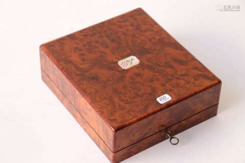 雪松和紫檀木贴面，配以珍珠母护板。19世纪以其功能键。高度：6.5厘米...