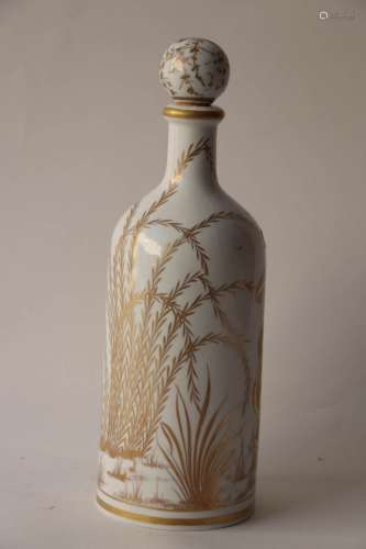 白瓷瓶上绘有金彩装饰的两个宫女打着伞在树上行走的装饰，另一侧有...