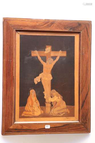 胡桃木面板上镶嵌着果木，黑檀木背景上描绘了被钉在十字架上的基督...