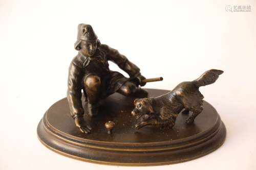 青铜器群，精雕细琢的铜锈，椭圆形模制底座，表现一个年轻人与他的狗...