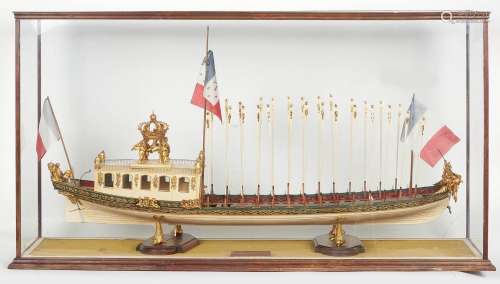 拿破仑皇帝的御用独木舟1号。重要的彩绘和镀金木质模型。以展示盒呈...