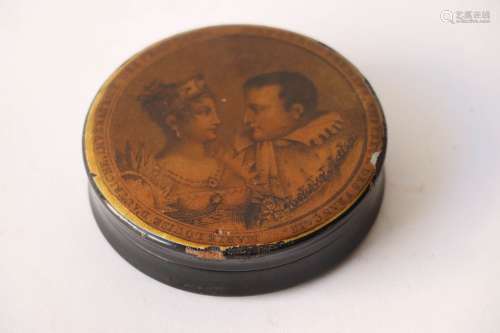 圆盒装在发黑的硬纸板上，上面有代表拿破仑一世和玛丽-路易丝皇后...