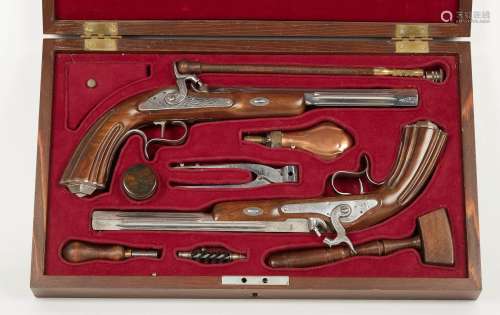 一套拿破仑三世式黑火药打击乐决斗手枪。手枪装在木箱中，并配有所...