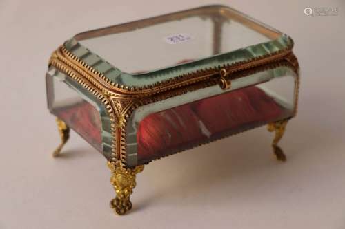 长方形玻璃珠宝盒，侧面为圆形，镀金金属框架和脚。19世纪后期。高度...