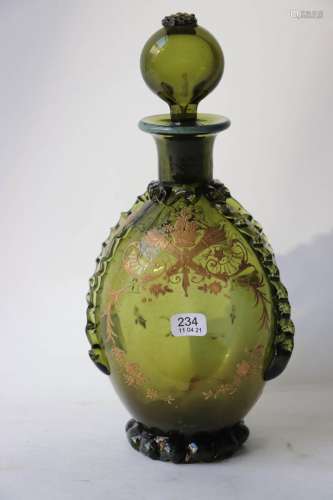 橄榄绿吹制玻璃瓶，卵圆形，两边弯曲，四条掐丝带用热钳加工应用，丰...
