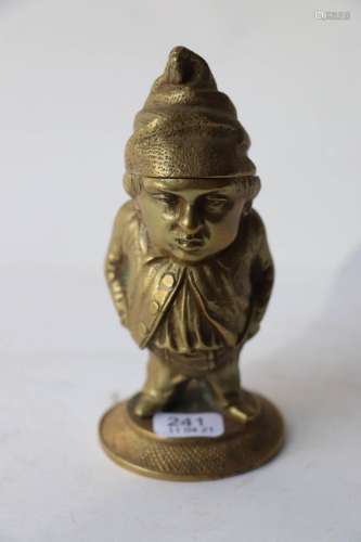 青铜器中的Pyrogen，带有黄色铜锈，一个人站着，身体回弹，戴着帽子（...