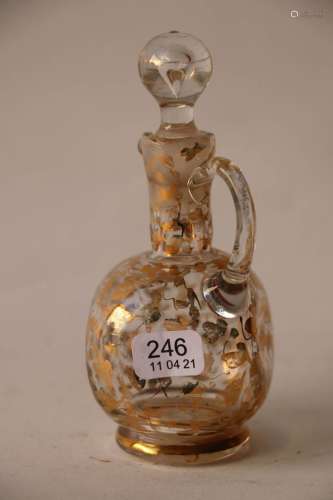 长方形的香水瓶，镂空的脸颊，吹制的玻璃瓶，有金叶子装饰。在热应用...