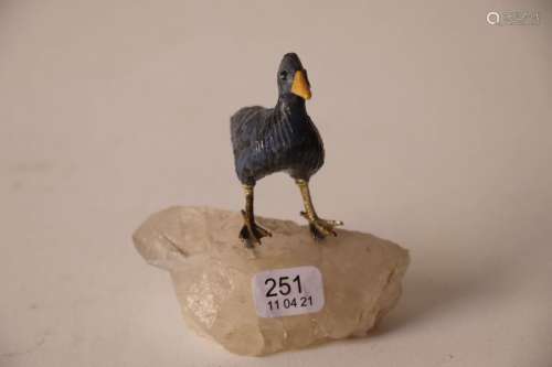雕刻在一块水晶石上的蓝鸭子（Hymenolaime）。鸭子：5 x 5cm.带底座：...
