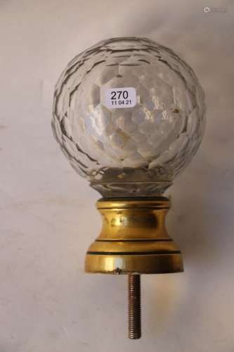 楼梯球，刻面玻璃和黄铜底座。直径：10厘米。