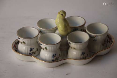 瓷器椭圆形桌组，有黄色小鸡，装饰有倒钩，有六个鸡蛋杯diabolo相同...