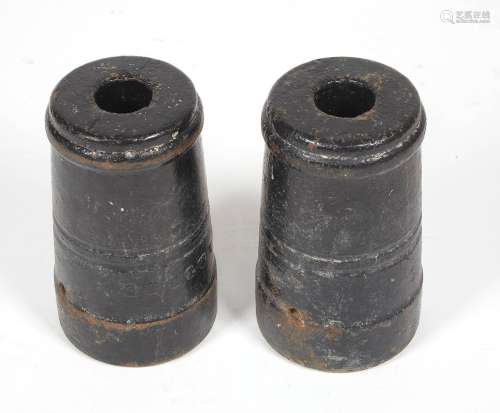 两枚来自Cellettes镇(布卢瓦南部)的铸铁烟花弹，其中一枚日期为18...