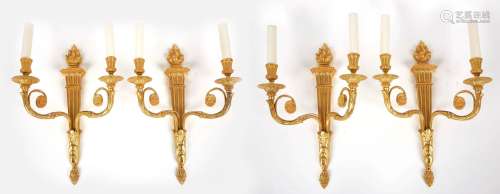 DELISLE：一套四件路易十六风格的镀金青铜烛台，两个卷轴式臂膀由一...