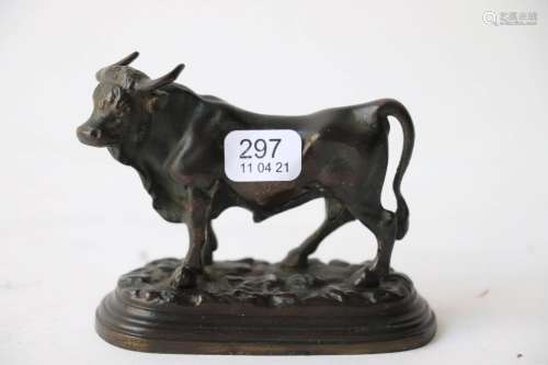 青铜主题，带有勋章铜锈，代表一头牛在椭圆形的平台上。没有签名。老...