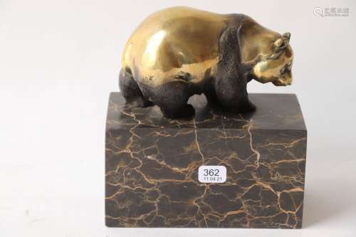 米洛（1955年出生）。主题为青铜色，带有黄色铜锈的熊猫。签字：底色为...