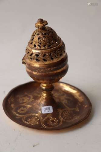 鎏金铜圆柱形香炉(陵寝)，带叶子装饰，穿孔盖。奥斯曼帝国，19世纪。高...
