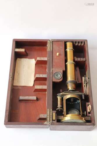 黄铜显微镜装在红木箱中。图为