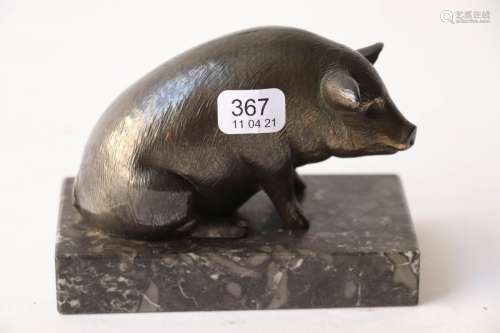 主题为一只猪的金属铜锈奖章，底座为阿登灰色大理石。没有签名。高度...