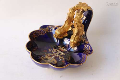 ASCH Gustave（1856/1911）。蓝色和金色陶瓷贝壳形展示杯，手柄由两条...
