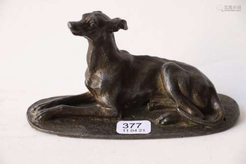 构成金属主体，带有灰色铜锈，代表一只躺着的灰狗。高度：6厘米。高度...