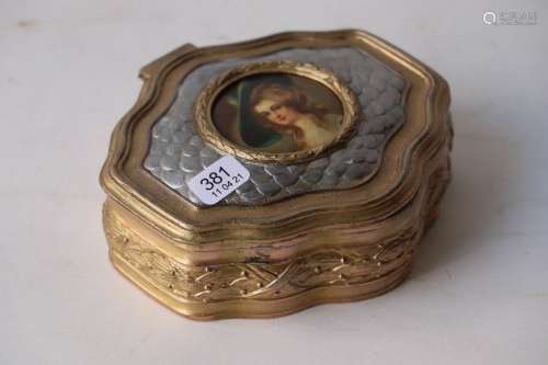 金银色金属漆的椭圆形盒子，上面有一个代表女性半身像的奖章。高度...