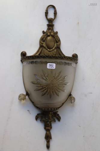 一盏青铜色的壁灯，带有巴洛克风格的装饰，非拱形部分的半月形切割...