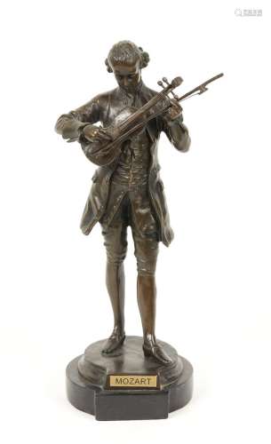 20世纪的学校。青铜主题，带有棕色铜锈，代表莫扎特站着调琴。铸造厂...
