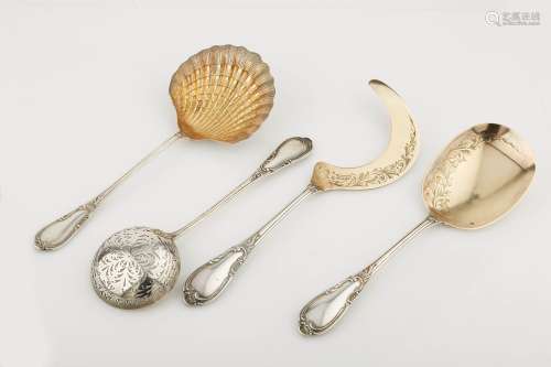 四件瓷勺、银柄和铲子，上面刻有网、叶子和贝壳。Minerve标志。M.O. :...