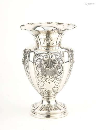 银质巴拉斯特花瓶，叶子和贝壳的装饰。国外工作；高度：14.5厘米。高度...
