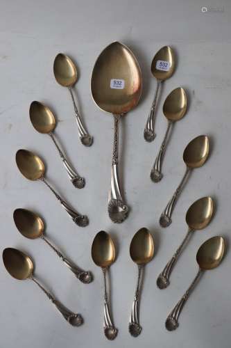 一套十二个勺子和一个冰勺，勺子镀金，银柄和铲子上有波浪和贝壳的...
