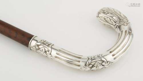银质的手杖，其银质的杖柄上雕刻着笛子和叶子。与鹄的上市。高度：91...
