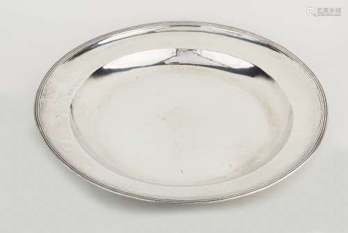 一个大的圆形镀银盘，盘边有鱼片的模纹。19世纪。直径：37.5厘米。