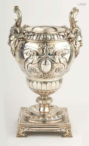 銀色青銅大花瓶，圓柱形，方形底座，飾以橢圓形、葉子、龍、馬卡龍及豐...