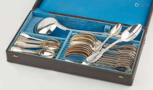 11把大勺子、16个茶匙和1个杓子，白银金属材质。呈现在盒子里。