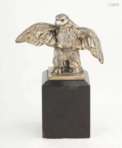 鍍銀青銅主題，代表一隻展翅的皇家鷹。黑色大理石立方体底座（小缺口...