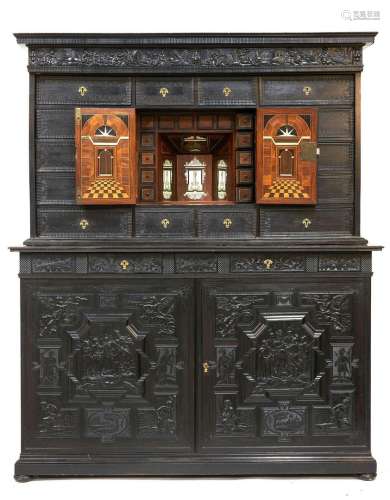 黑檀木柜子的上半部由两片叶子打开，上面雕刻着丰富的郁金香装饰，...