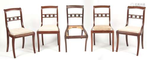 套装五把红木椅，椅套可拆卸，椅背饰有三个玫瑰花。其中三个盖有BEL...