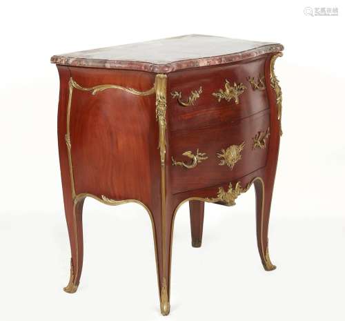 林克-弗朗索瓦（1855/1946）。美丽的缎面红木抽屉柜，由两个抽屉打开...