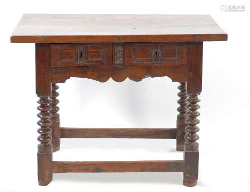 胡桃木模制和雕刻的桌子，长方形的一字形桌面，活动带通向两个抽屉...