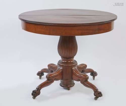桃花心木和桃花心木贴面的餐桌，顶部有条形，中央部分由与条形齐平...