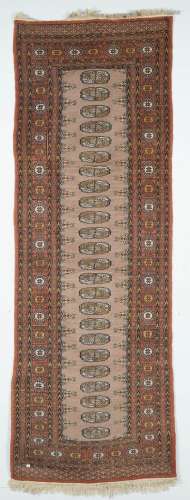 羊毛地毯(巴基斯坦)，红底花纹装饰。323 x 82厘米。