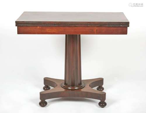 桃花心木和桃花心木贴面的桌子，桌面是旋转的。 桌轴由四个球脚支撑...