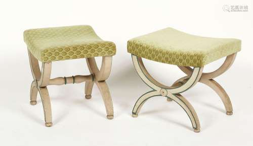 一对模木X型折叠椅，乳白色漆面，绿色复古。帝国风格，19世纪末/20世...